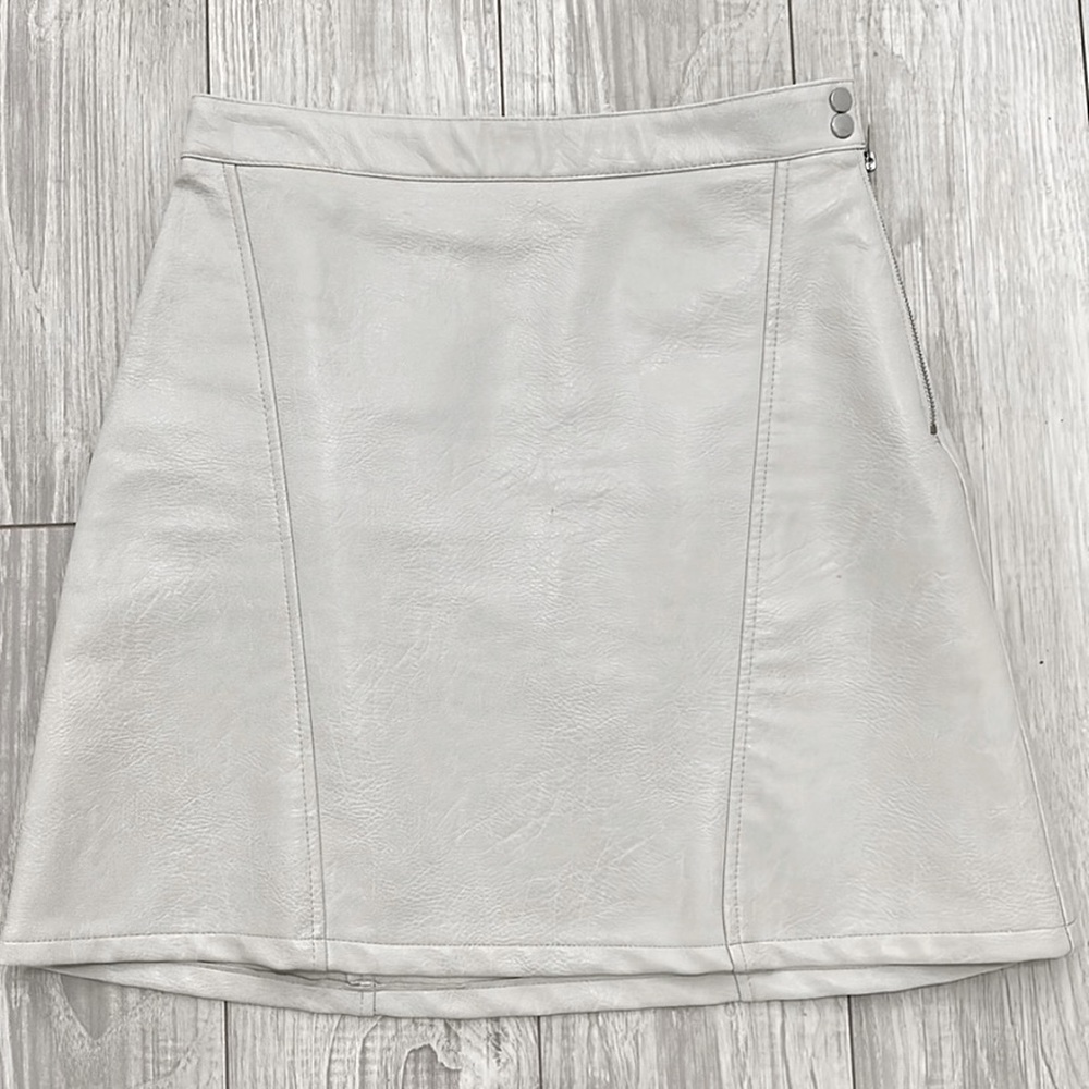 NWT ZARA Women’s White Cream Faux Leather Mini Short Skirt Medium M